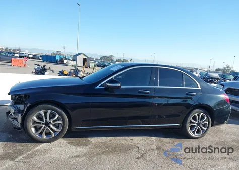 2015 Mercedes-Benz C 300 z USA, uszkodzony, nr VIN 55SWF4JBXFU056603